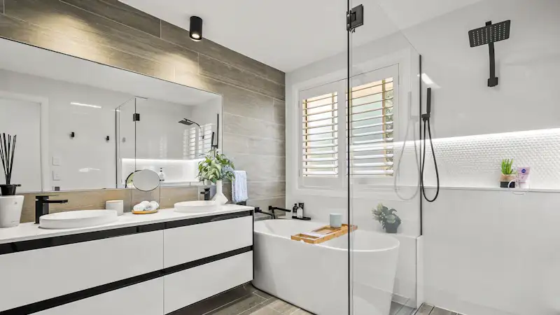 Baño con ducha de obra y bañera