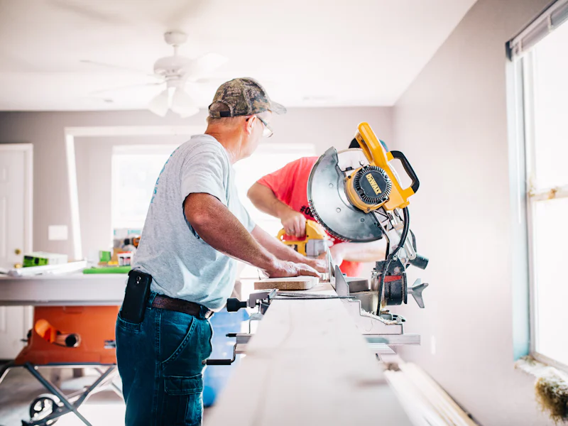 Operarios trabajando en el interior de una casa