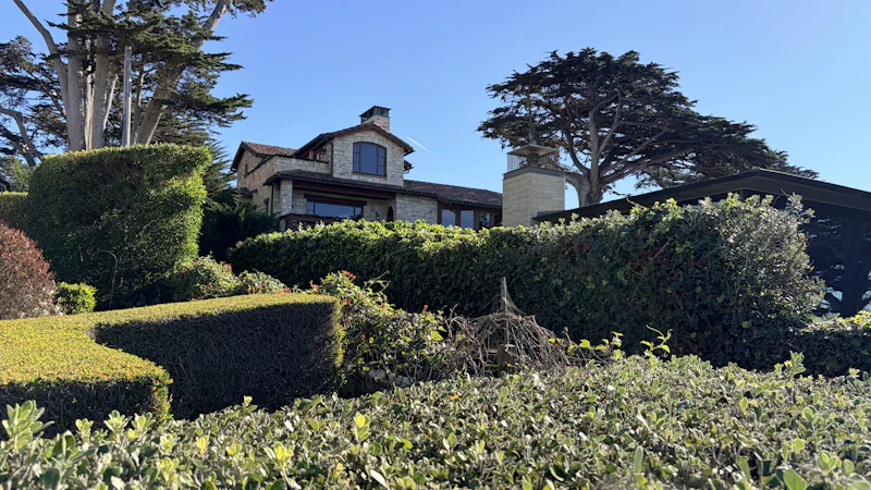 Casa con jardín y setos bien cuidados